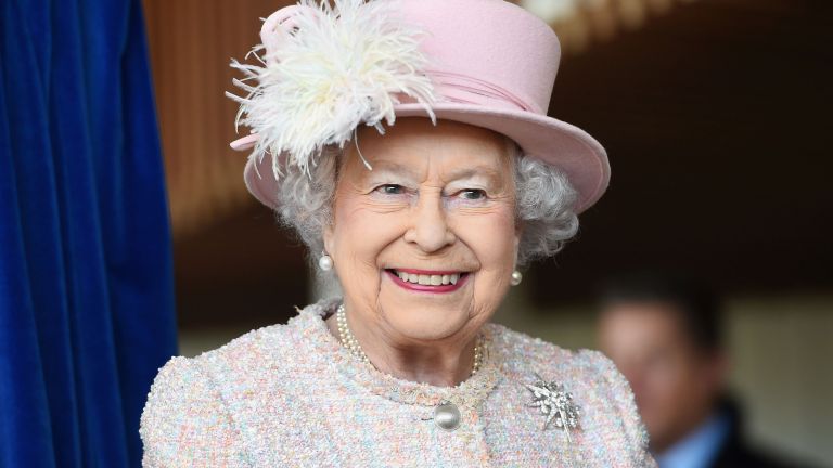 Кралица Елизабет отложи пътуването си до Северна Ирландия по лекарски съвет