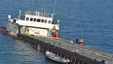 Капитанът на товарния кораб Вера Су заседнал край бреговете на