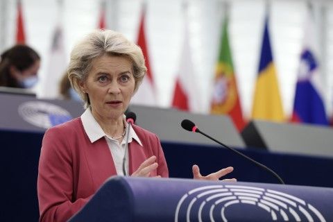 Пред евродепутатите председателката на ЕК Урсула фон дер Лайен призова страните членки да се погрижат таксите и данъците върху енергията да бъдат адаптирани, така че да бъдат защитени най-бедните европейски граждани