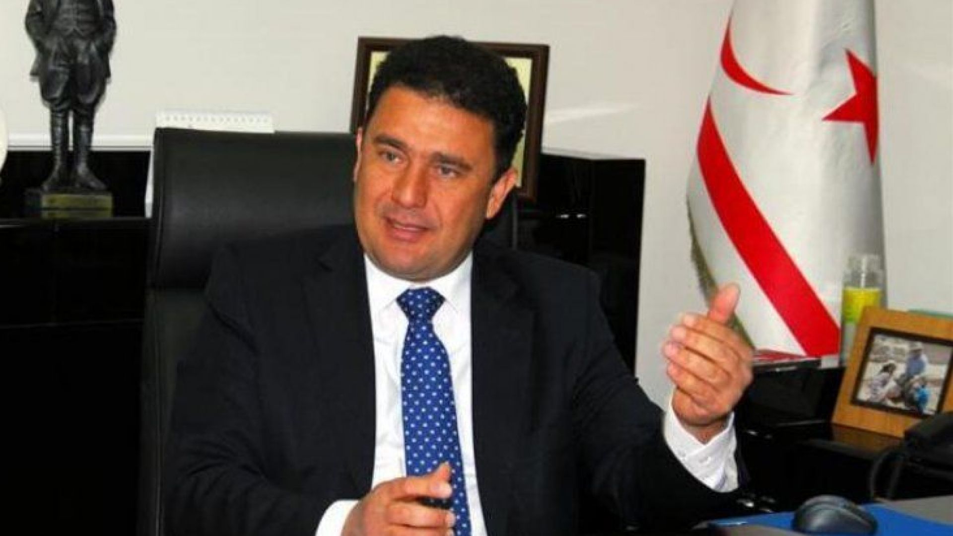 Премиерът на кипърските турци подаде оставка след секс компромат