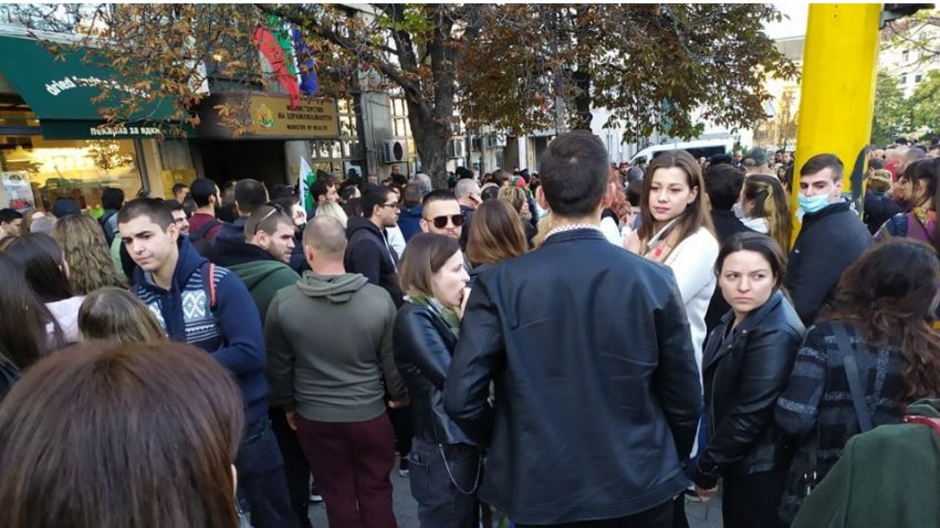 Протест срещу сертификатите блокира движението в центъра на София