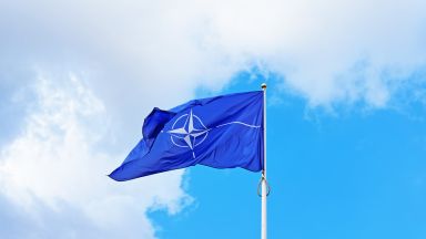 Министрите на отбраната на страните от НАТО ще одобряват днес