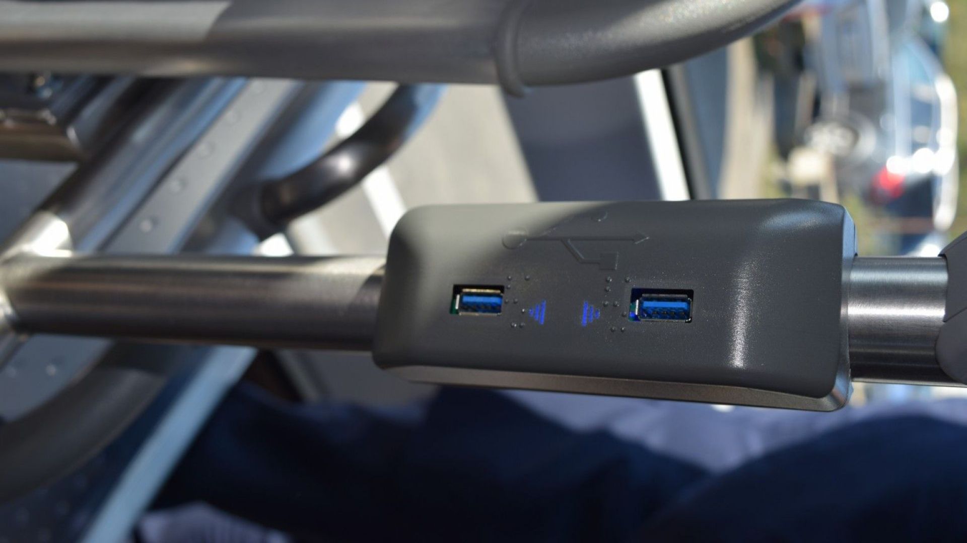  Друга оригиналност е съществуването на USB портове за зареждане на персонални мобилни апарати в пътническия салон 