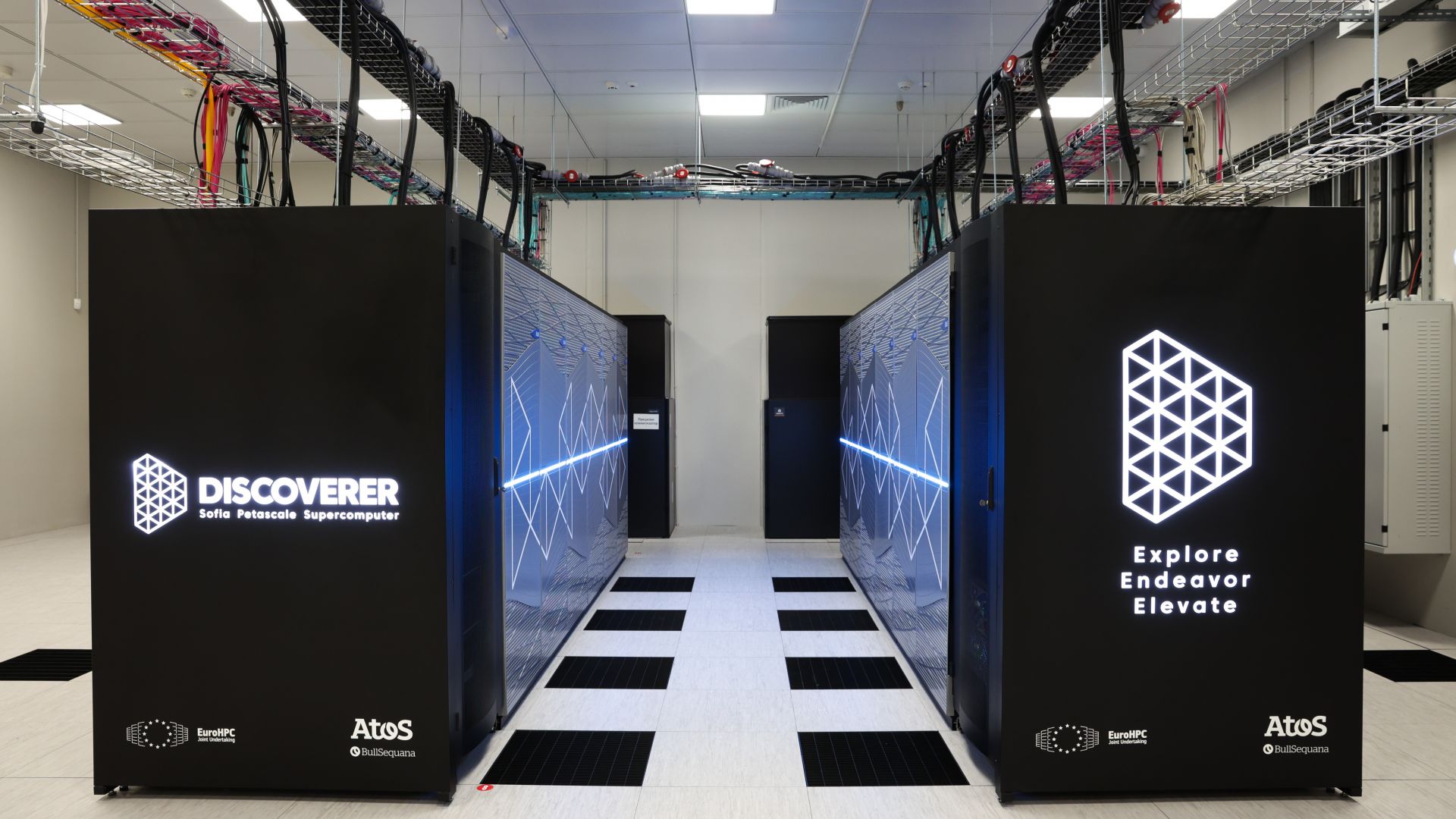 Заработи българският суперкомпютър Discoverer (снимки)