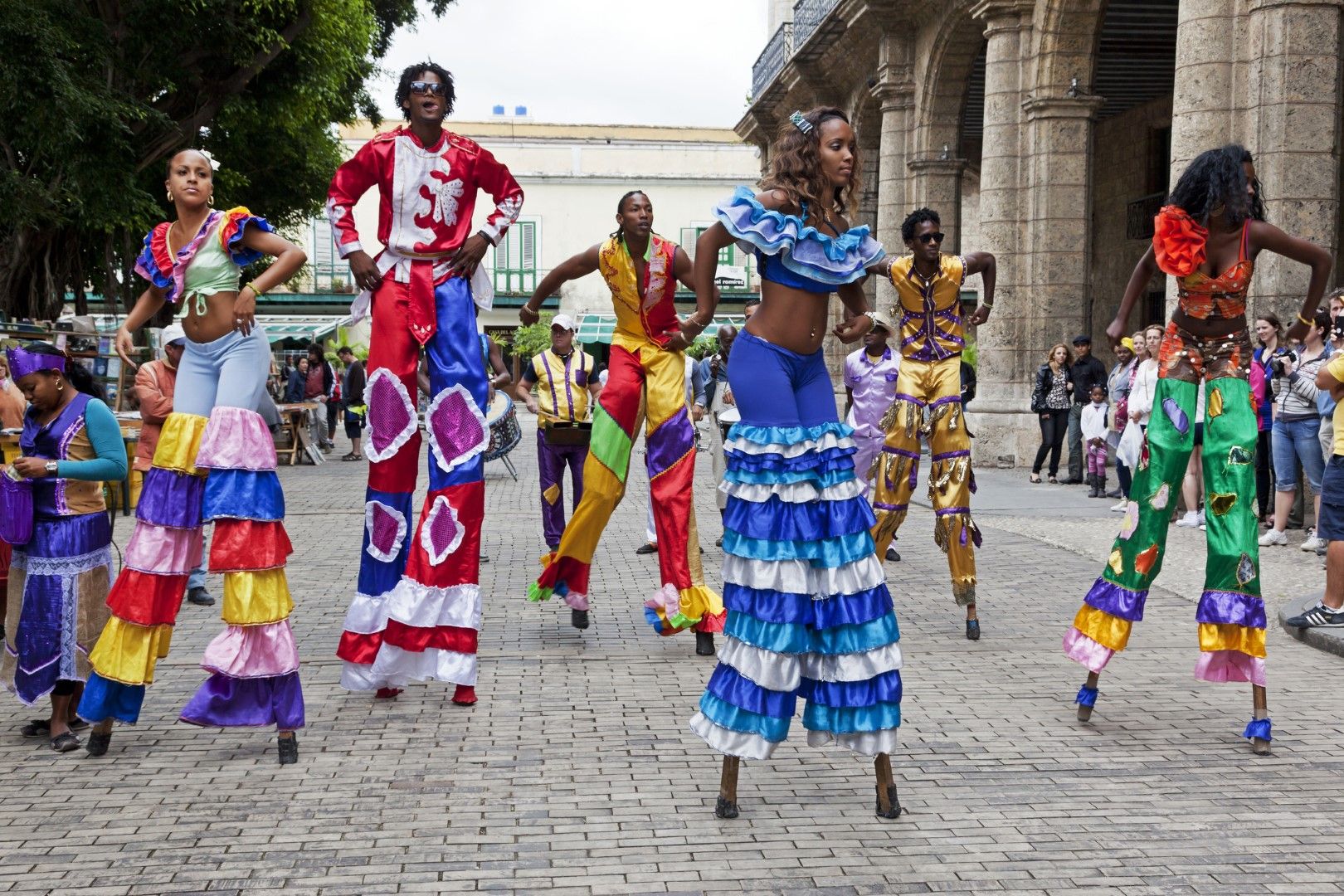 Началото на януари е добър момент да бъдете в Хавана - тогава из улиците на Стара Хаван минава карнавално шествие от танцьори, които се поклащат в ритъма на конга, качени на кокили. 