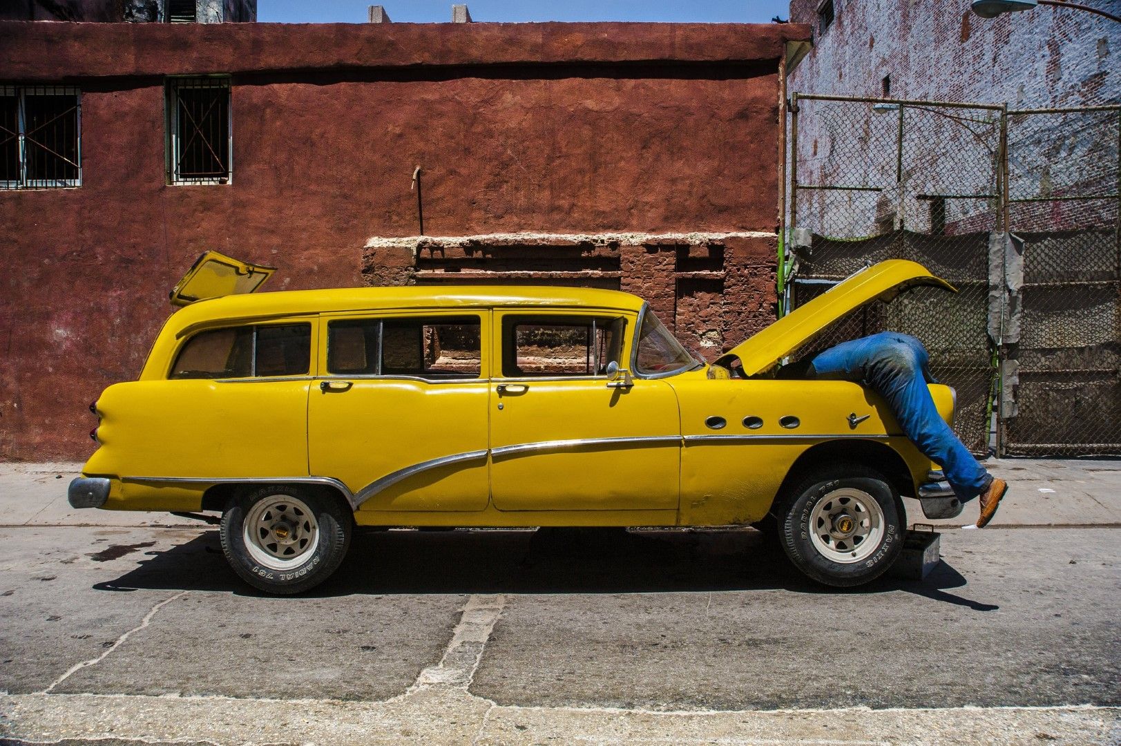 Зад романтиката на возенето в ретро автомобил обаче стоят много проблеми. В Куба почти не се внасят нови коли, части за ремонт на старите също няма. Повечето се ремонтират с подръчни материали.