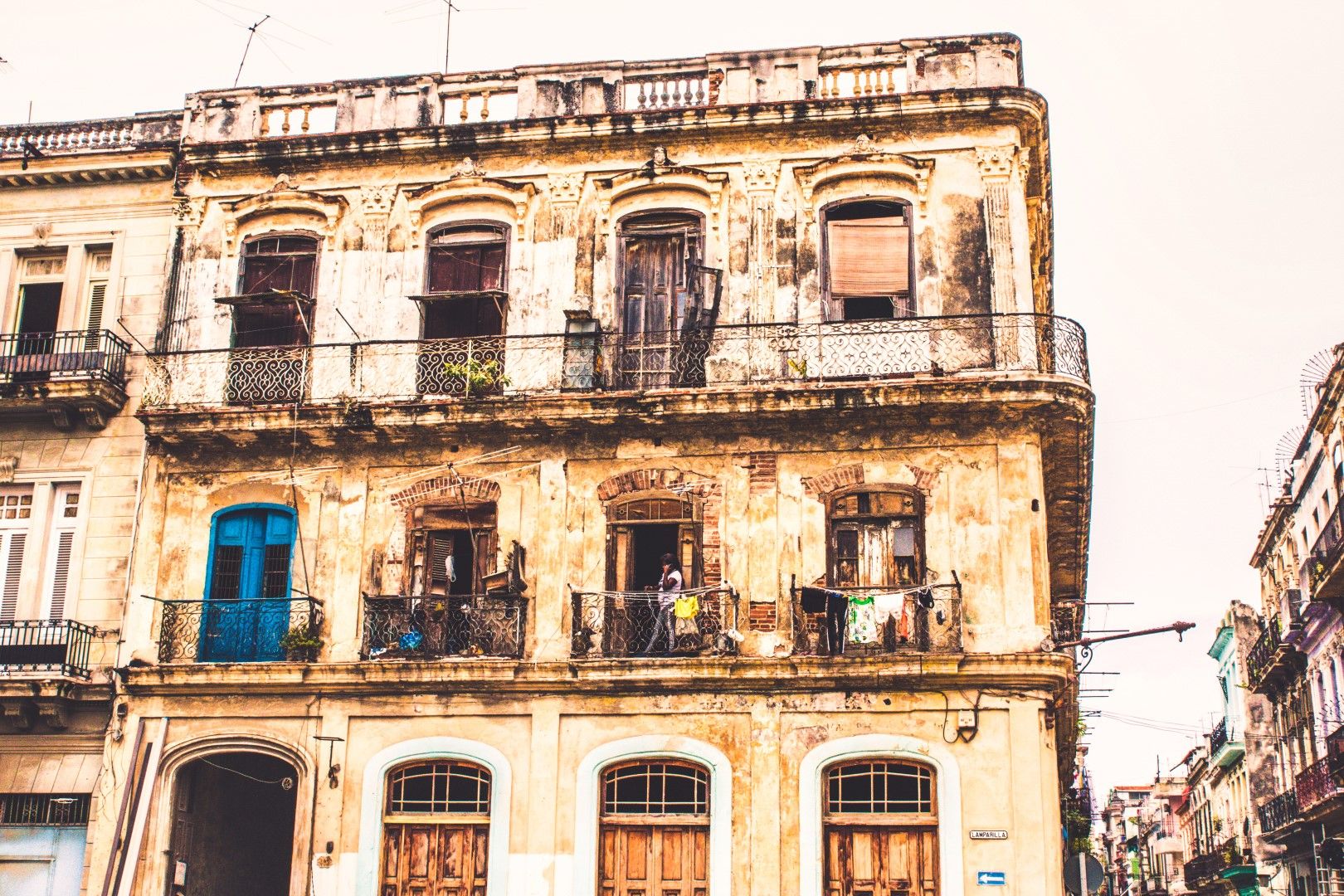 Много от сградите в Хавана са в плачевно състояние - от някогашната им помпозност е останало много малко.