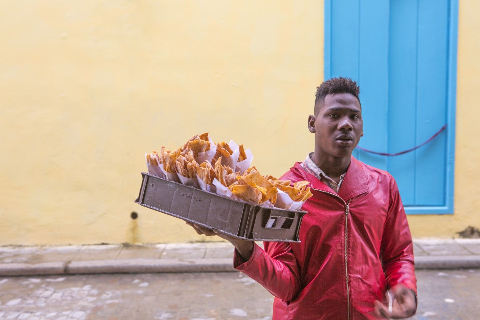 Уличната храна също си заслужава да ѝ дадете шанс. Този мъж продава чивирикос - хрупкави пържени парчета тесто, поръсени с пудра захар.