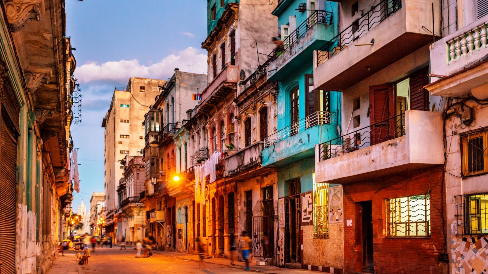Хавана в 22 снимки: стари коли, музика и баби по балконите