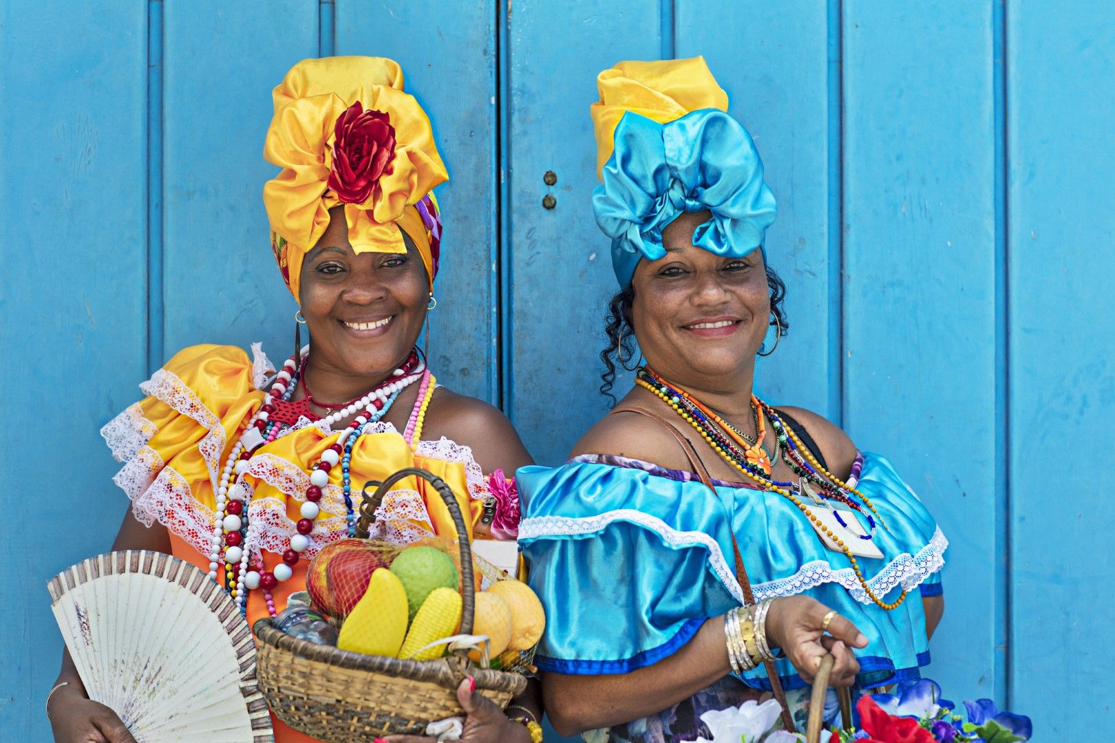 Кубинки, облечени в ярки рокли и с украсени с цветя кърпи се виждат навсякъде в Стара Хавана. Те се гласят така специално за туристите, от които искат пари, за да им разрешат да ги снимат. Обикновените кубинци съвсем не се обличат така.
