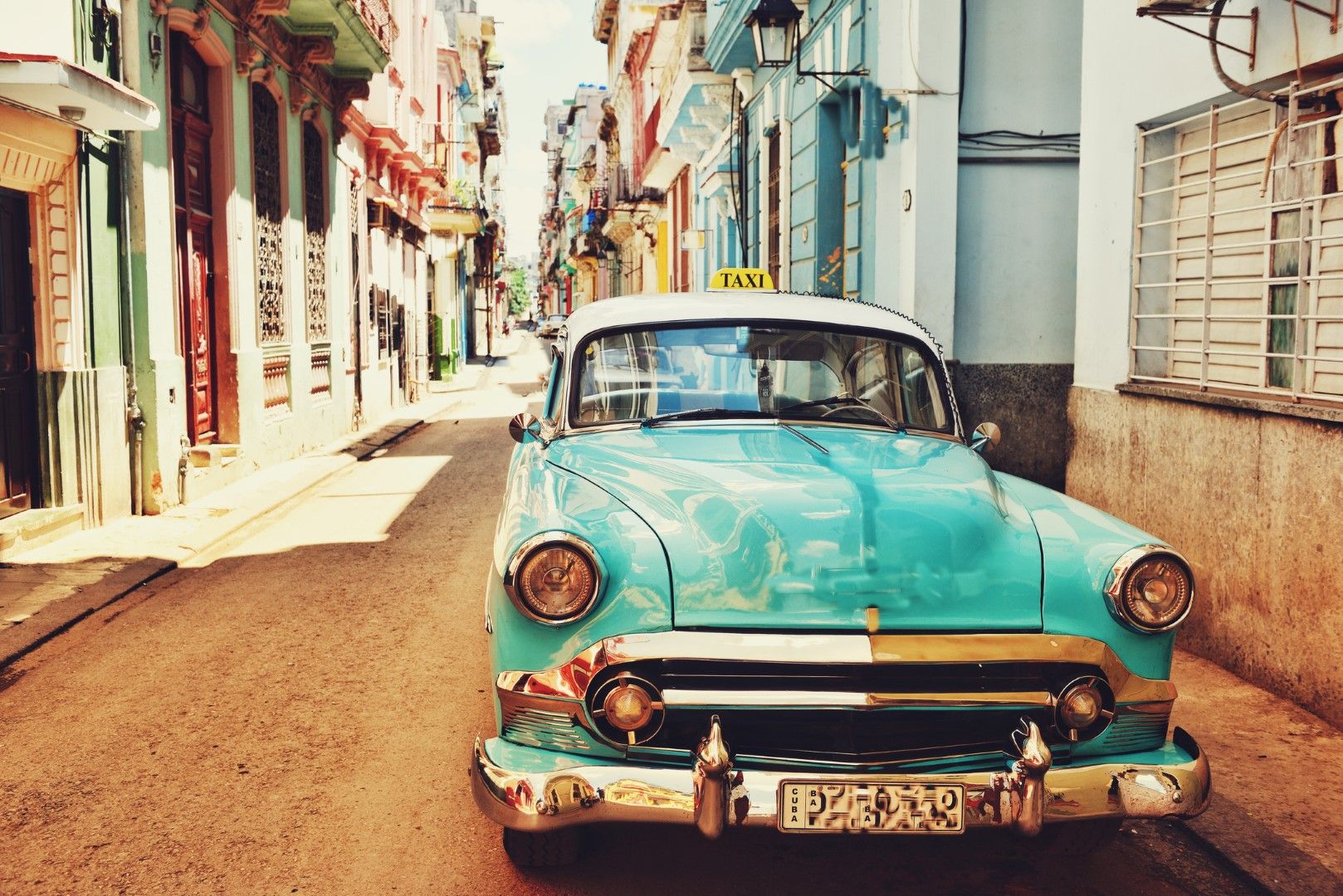 Стара кола и стари сгради - това фотографско клише за Куба е всъщност самата реалност.