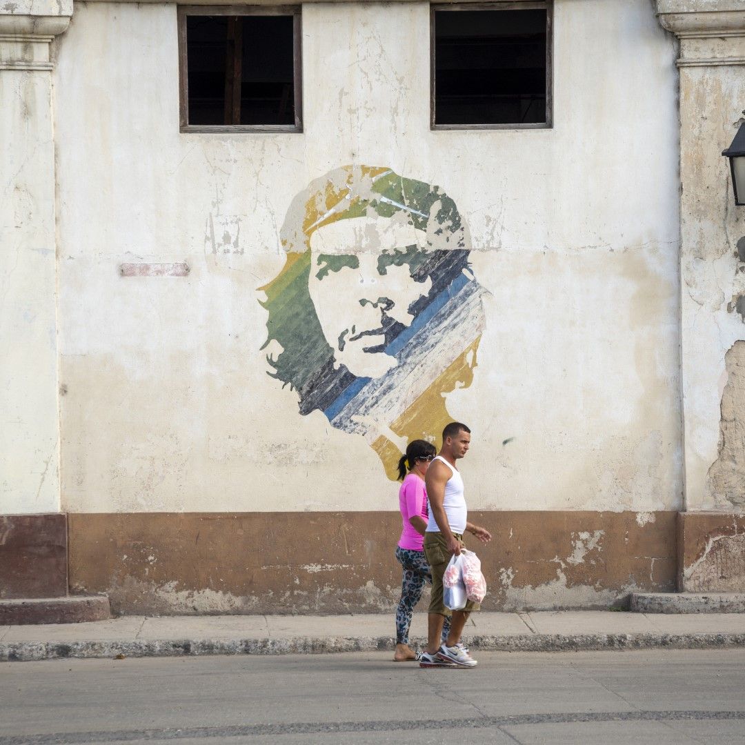 На всеки ъгъл в Хавана плакати, графити и статуи на героите на Кубинската революция наблюдават хората. Мнението на хората е разнопосочно и не всички са толкова ентусиазирани от героичните им дела. 