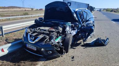 Сблъсък между джип Нисан и тежкотоварен камион Ивеко затвори автомагистрала
