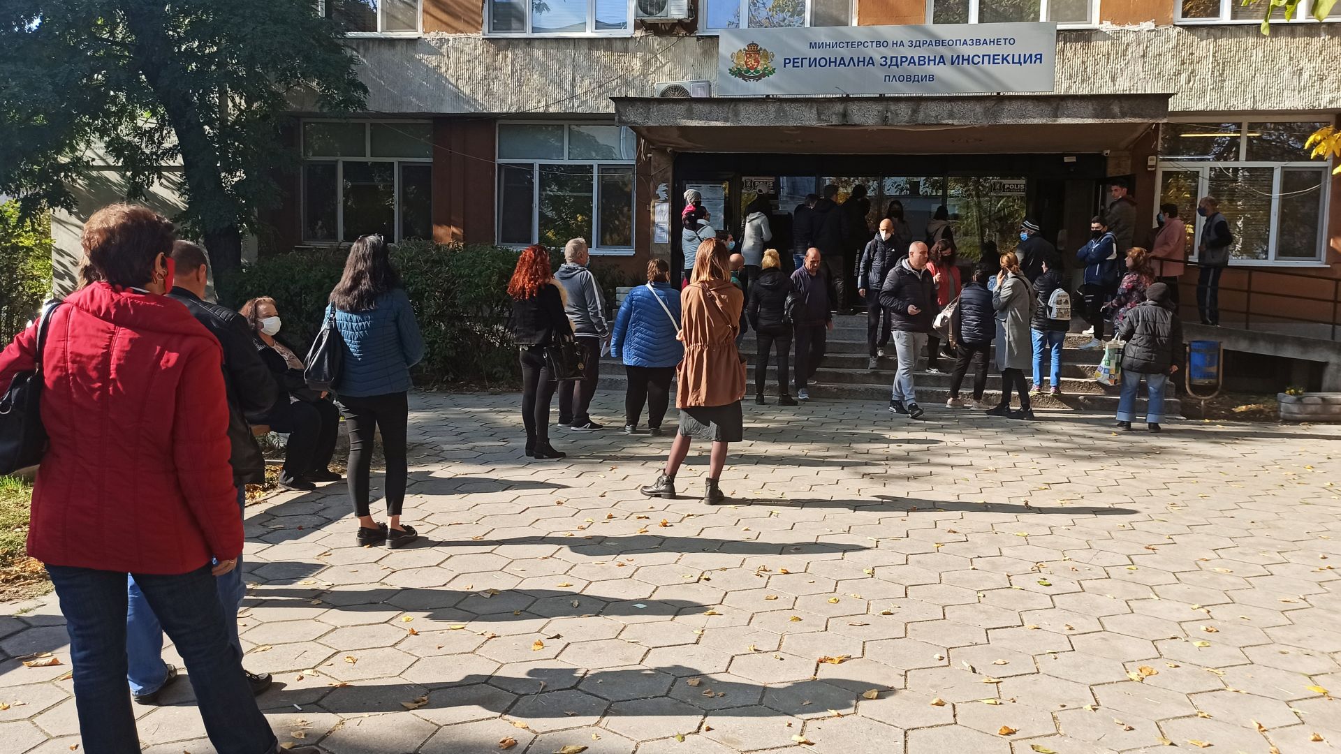 Служители на РЗОК-Пловдив на бунт срещу зелените сертификати