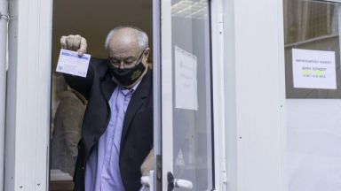 Министърът на околната среда и водите Асен Личев се ваксинира