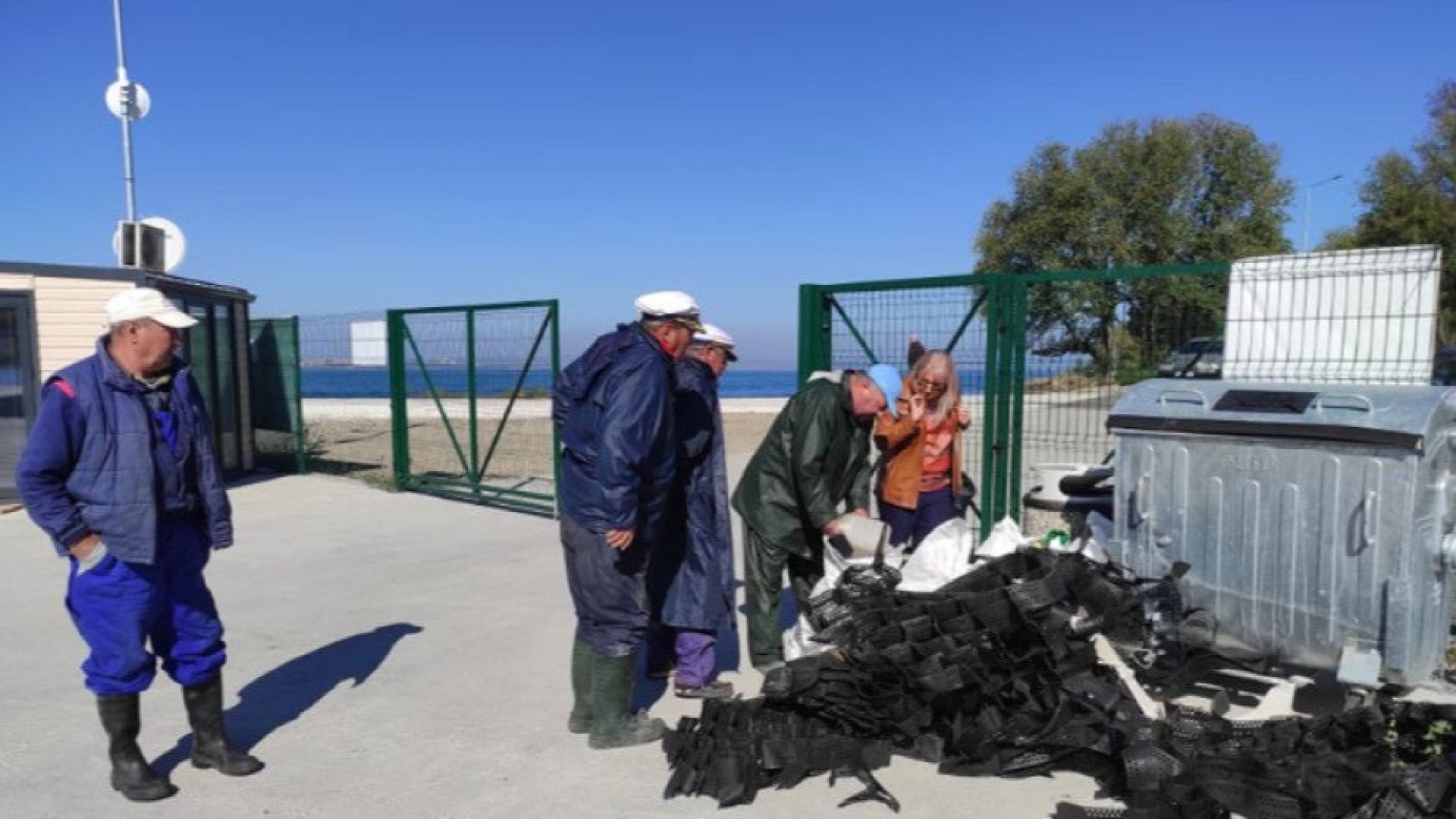 Рибари "уловиха" близо 700 кг боклуци в морето край Ченгене скеле