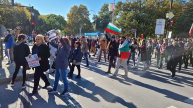 Десетки собственици и персонал на заведения във Варна протестираха срещу