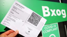 Без промяна в сроковете на зеления сертификат у нас, намалените важат при пътуване в чужбина