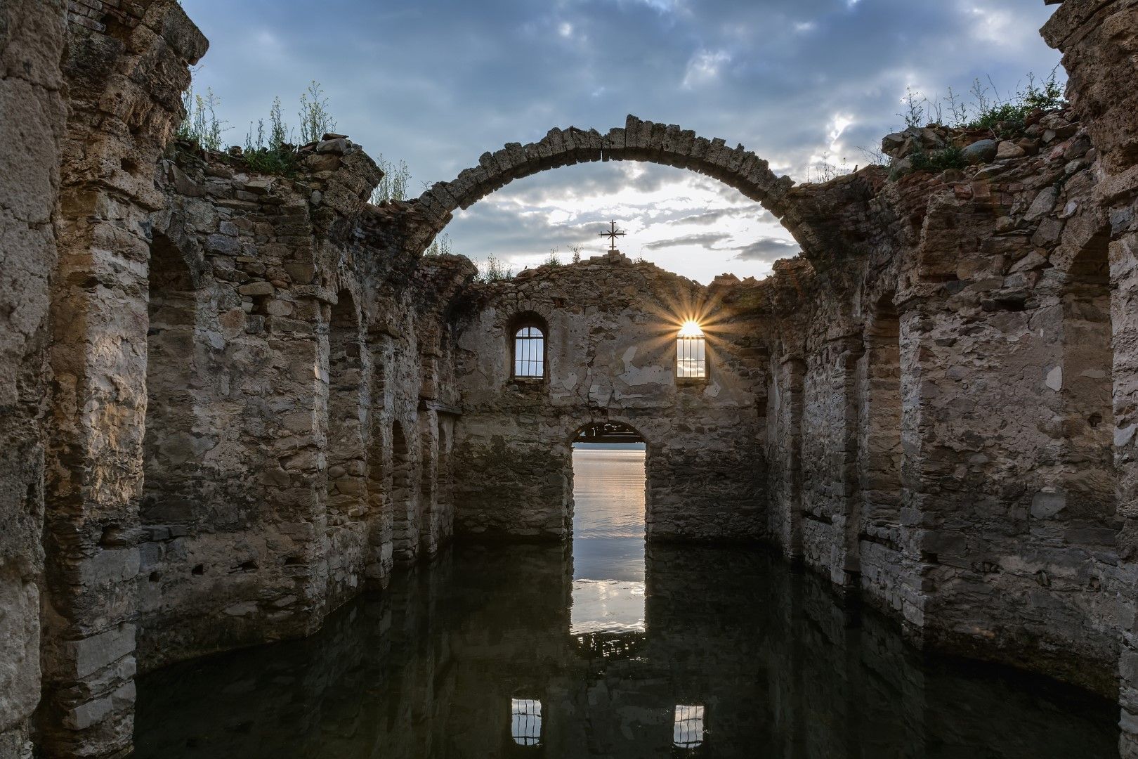 Когато нивото на водата в язовира спадне драстично, до потопената църква може да се стигне пеша по суша
