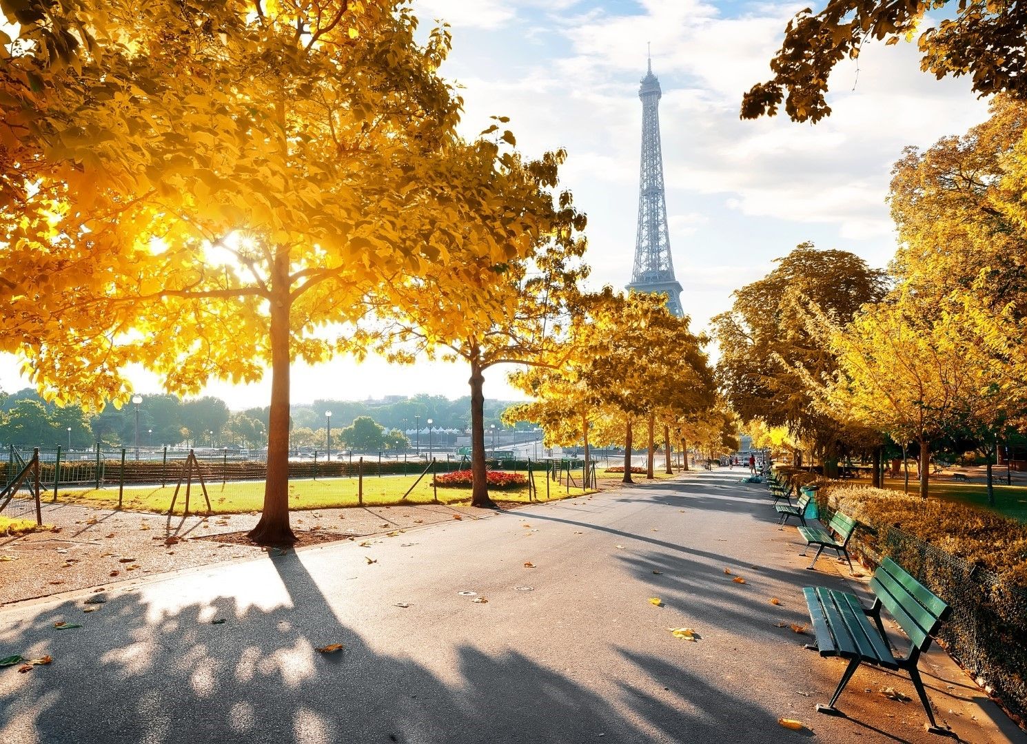 Париж и Айфеловата кула в есенна окраска