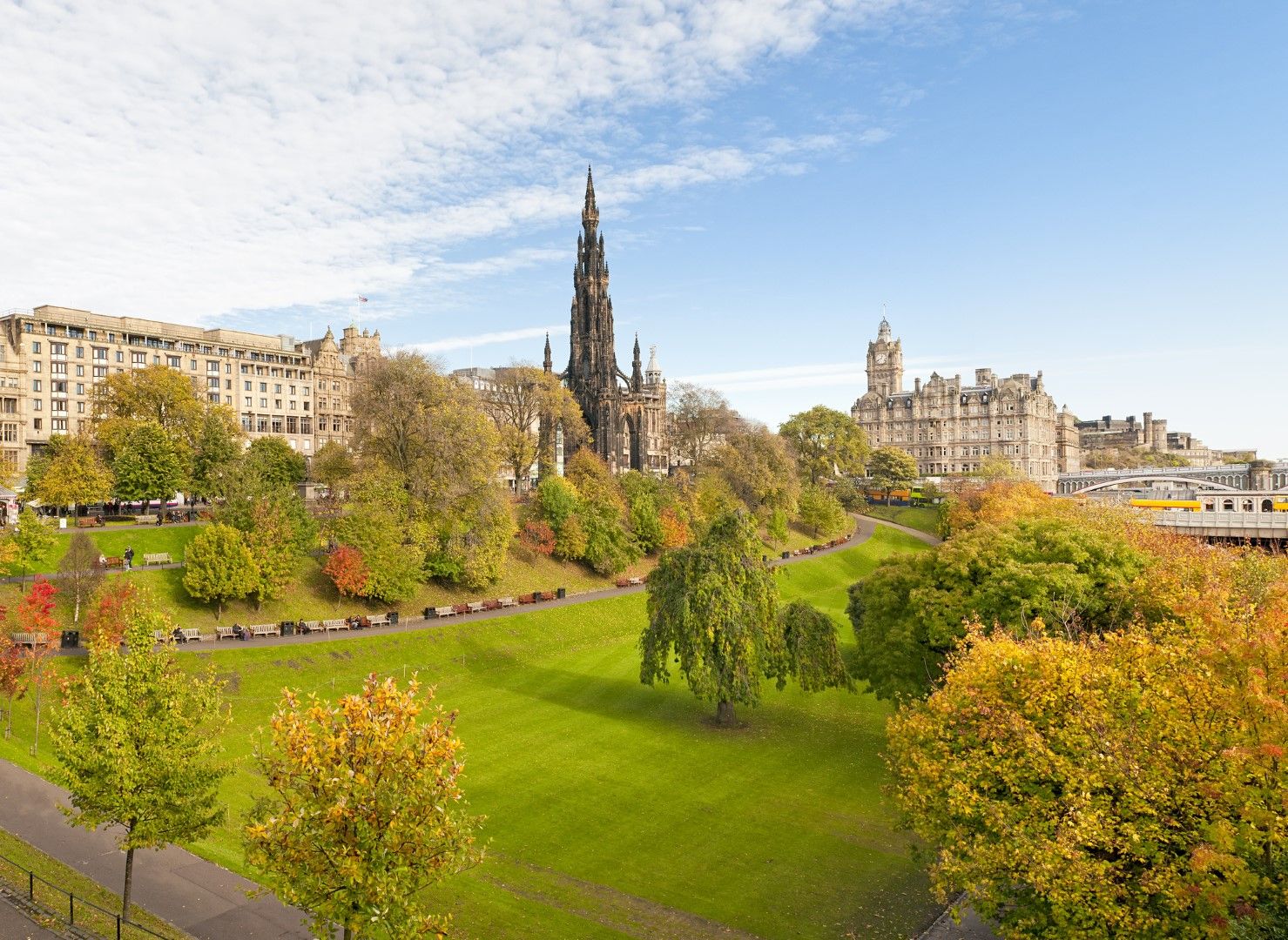 Центърът на Единбург, Шотландия, с изглед към градините Принсес Стрийт