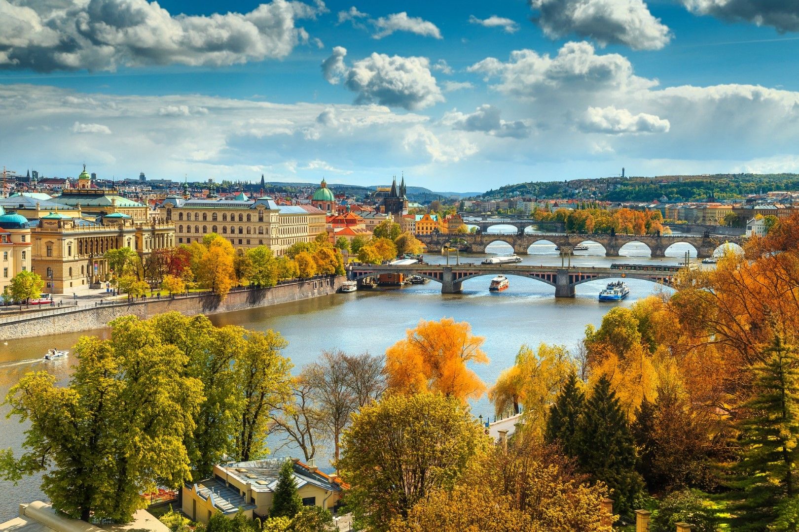 Прага, Чехия, и река Вълтава в есенна украса