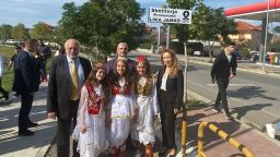 От днес централната алея в градския парк на Белш, Албания, носи името на Лика Янко