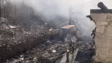 16 души загинаха при експлозия и последвал пожар в завод