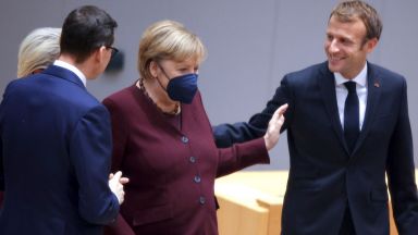 Европейските лидери аплодираха изправени на крака германската канцлерка Ангела Меркел