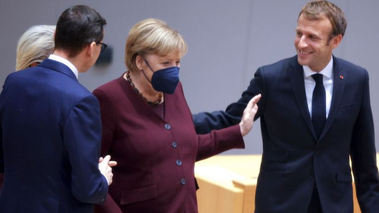 Европейските лидери аплодираха, изправени на крака, германската канцлерка Ангела Меркел