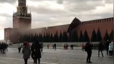 Инцидент с рухнало скеле накара руските власти да затворят Червения