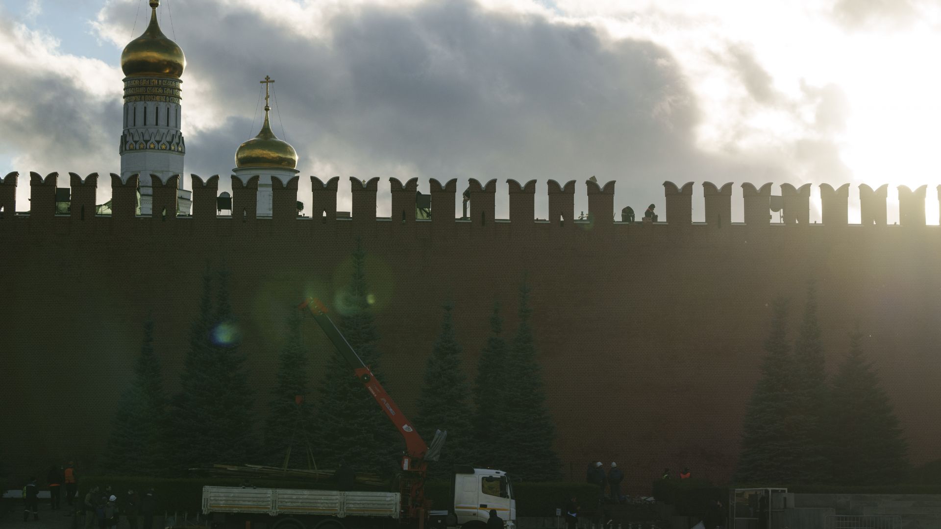 Затвориха Червения площад в Русия заради рухнало скеле от стената на Кремъл (видео)