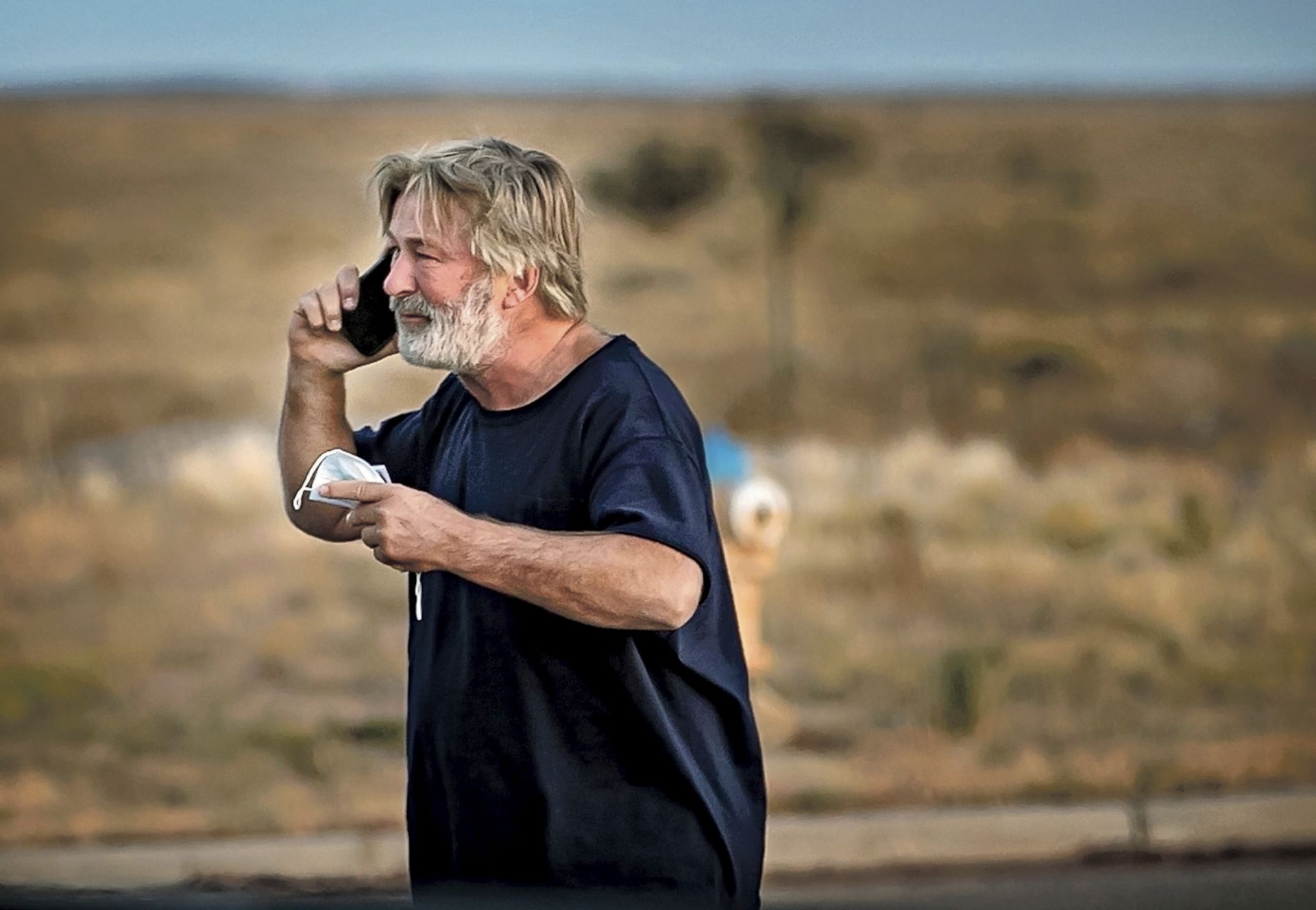 Алек Болдуин говори по телефона на паркинга пред офиса на шерифа на Санта Фе