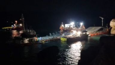 Разтоварването на заседналия край Камен бряг кораб Вера Су започна