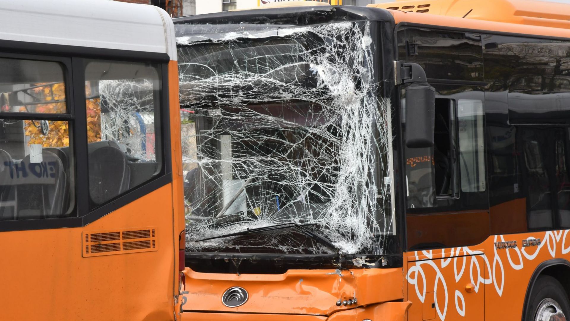 2 автобуса се блъснаха в София, има пострадали, сред които и две деца (снимки)