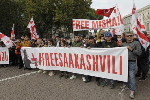 Поддръжници на Михаил Саакашвили протестират с искане той да бъде освободен заради влошеното му здраве, 14 октомври, Тбилиси, Грузия