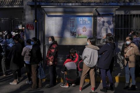 Пекин вмени нови задължения за родителите в посока на намаляване на натиска над децата ученици