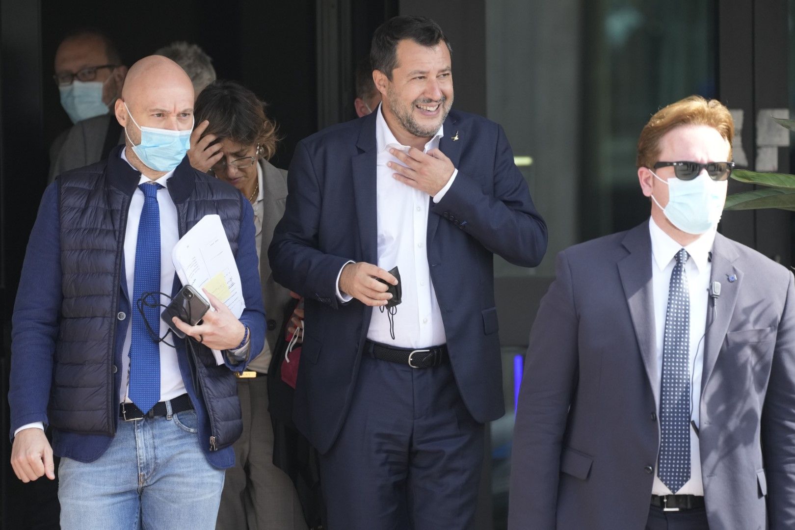 Матео Салвини напуска сградата на съда в Палермо, където срещу него започна дело по обвинение, че отказал на кораба "Оупън армс" да акостира в италианско пристанище