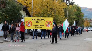 Жители на село Лозен протестираха пред кметството на селото срещу