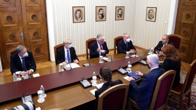 Алтернативите пред служебното правителство бяха или да затвори напълно държавата