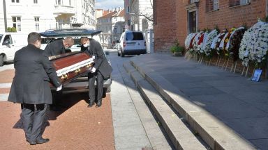Близки и приятели си взеха последно сбогом с Владимир Каролев