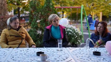 Днес Невяна Митева се срещна с родители от Сдружение Достоен