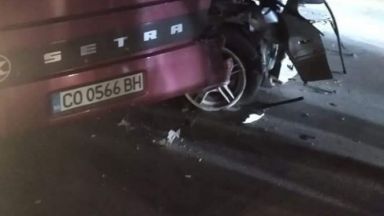 Челен удар между автобус и кола на пътя Мездра - Ботевград