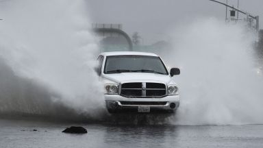 Силна буря наводни пътища събори дървета и електрическо стълбове и