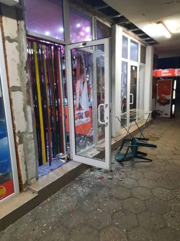 Счупените прозорци на фризьорския салон