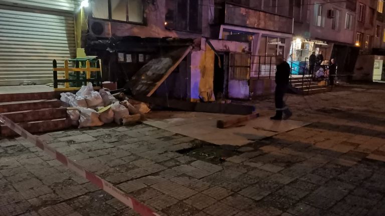 Козирка на вход на жилищен блок в столичния квартал Сухата
