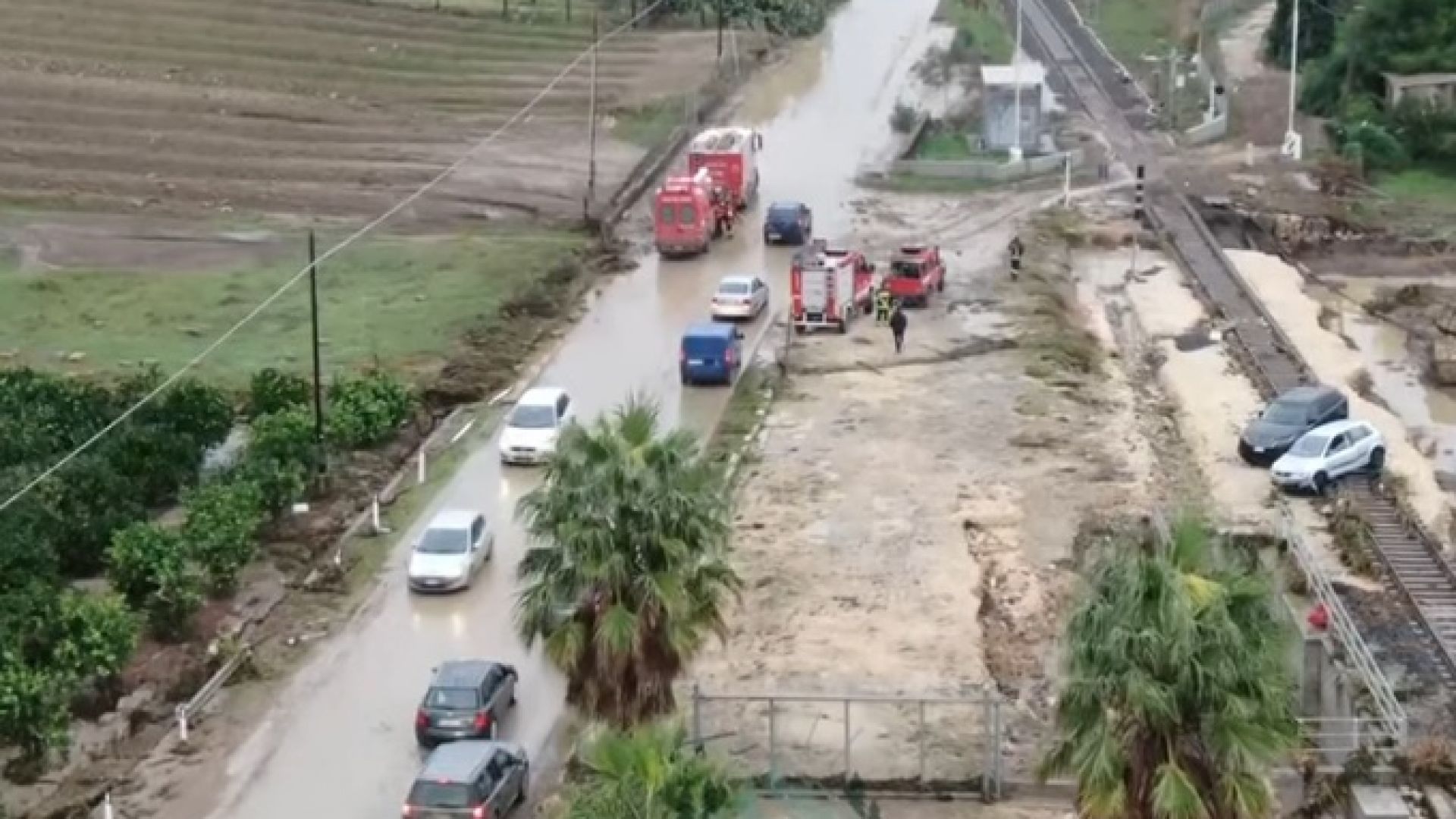 Свлачища, прекъснати пътища, жертви: Буря удари остров Сицилия (видео)