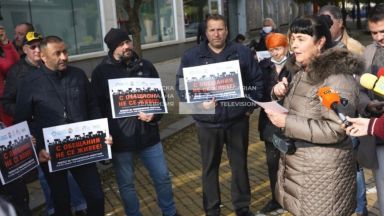 Туроператори и хотелиери се събраха на протест пред Министерство на