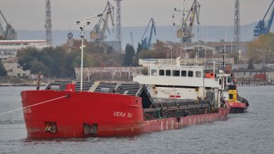 Търговско дружество е закупило кораба Вера Су който заседна миналата