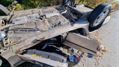 Кола се преобърна по таван на пътя край Симитли загинала